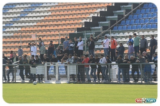 יותר אוהדים ליריבות. אוהדי כאבול בנהריה (צילום: מיכאל פישנזון)